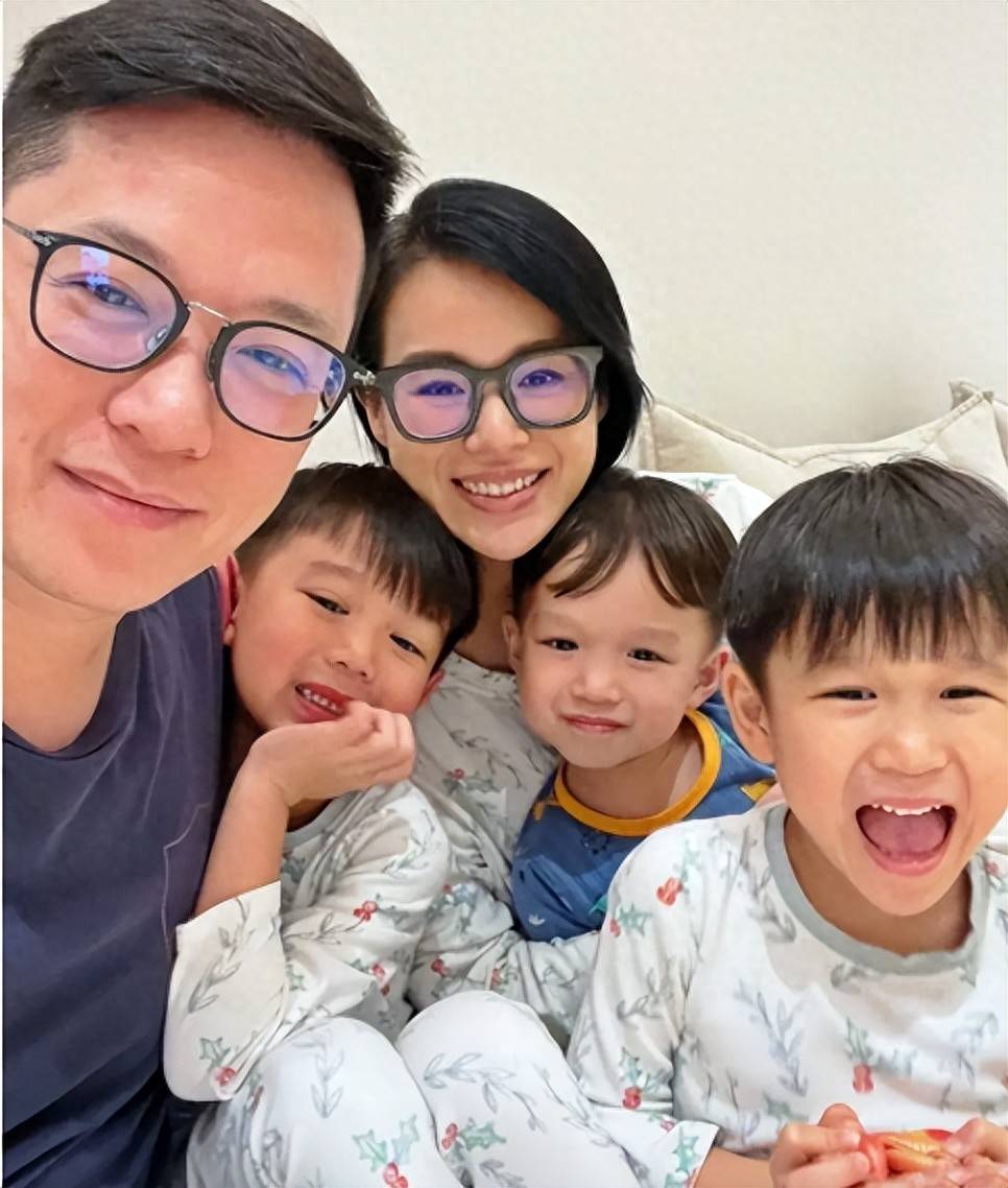 胡杏儿晒一家五口出游坐老公李乘德肩膀恩爱