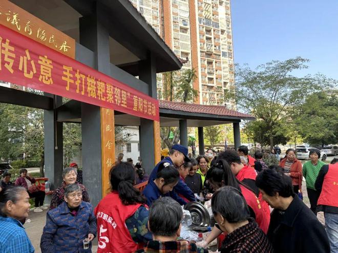 开铁区 打糍粑、学消防！消防员与社区老人